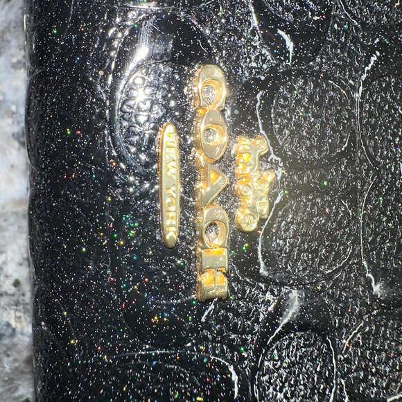 HOLOGRAPHIC COACH MEDIUM CORNER ZIP WALLET IN SIGNATURE EMBOSSED BLACK LEATHER - Picture 2 of 6